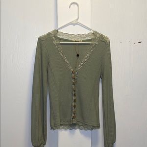 Fitted green cardigan w/lace accent